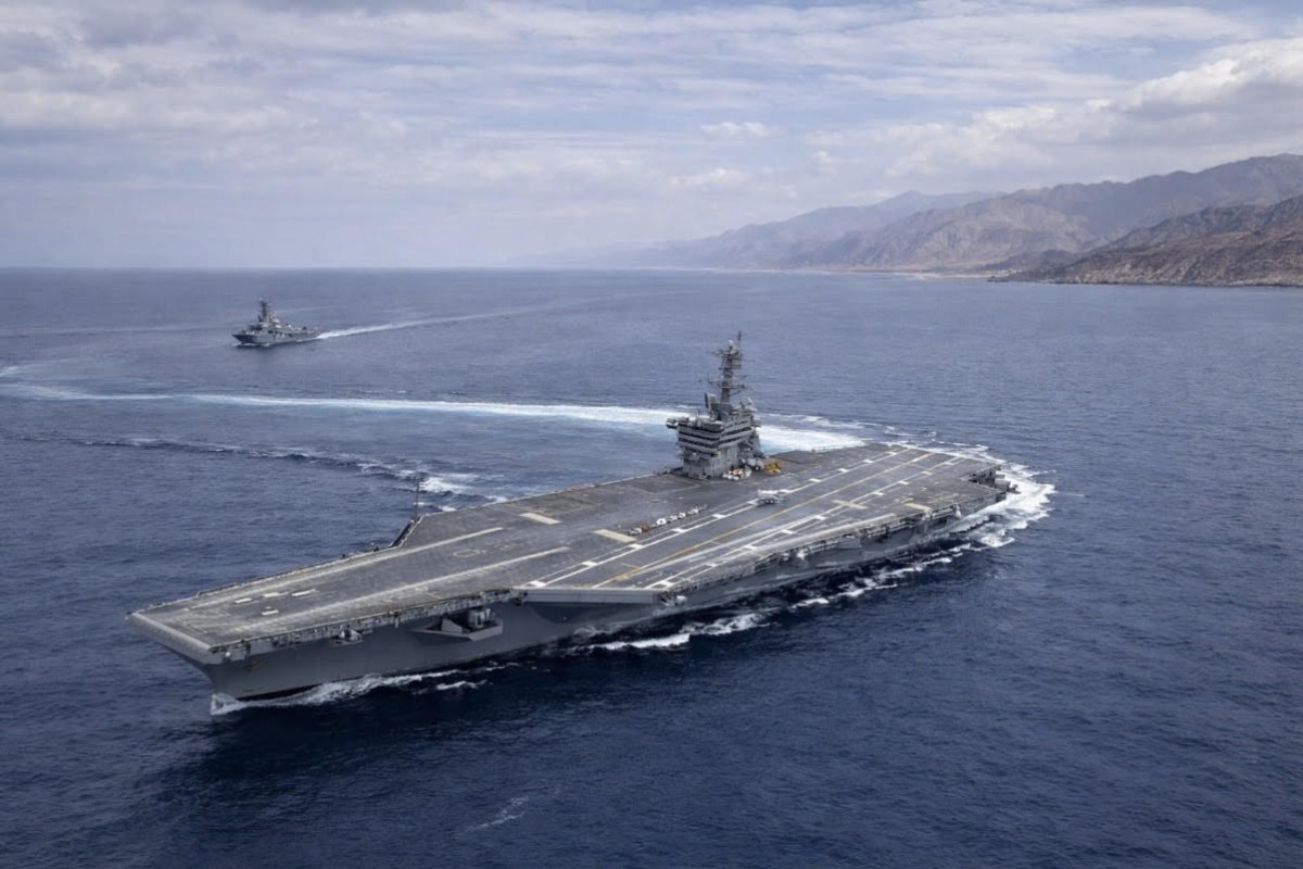 USA stahují letadlovou loď dál od Íránu, konflikt visí ve vzduchu USA stahují letadlovou loď dál od Íránu, konflikt visí ve vzduchu