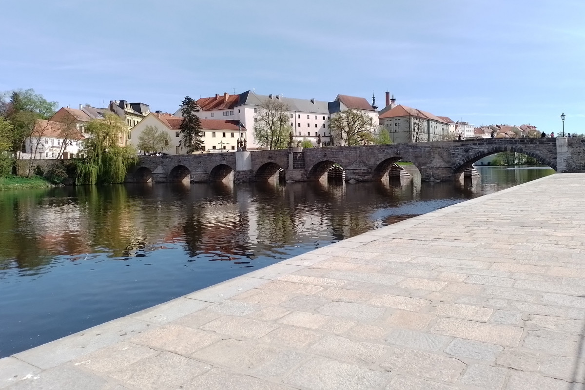 Písek v roce 2025 rekordně investoval