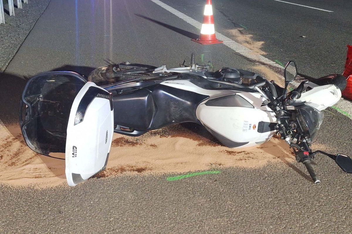 Motorkář na místě zemřel