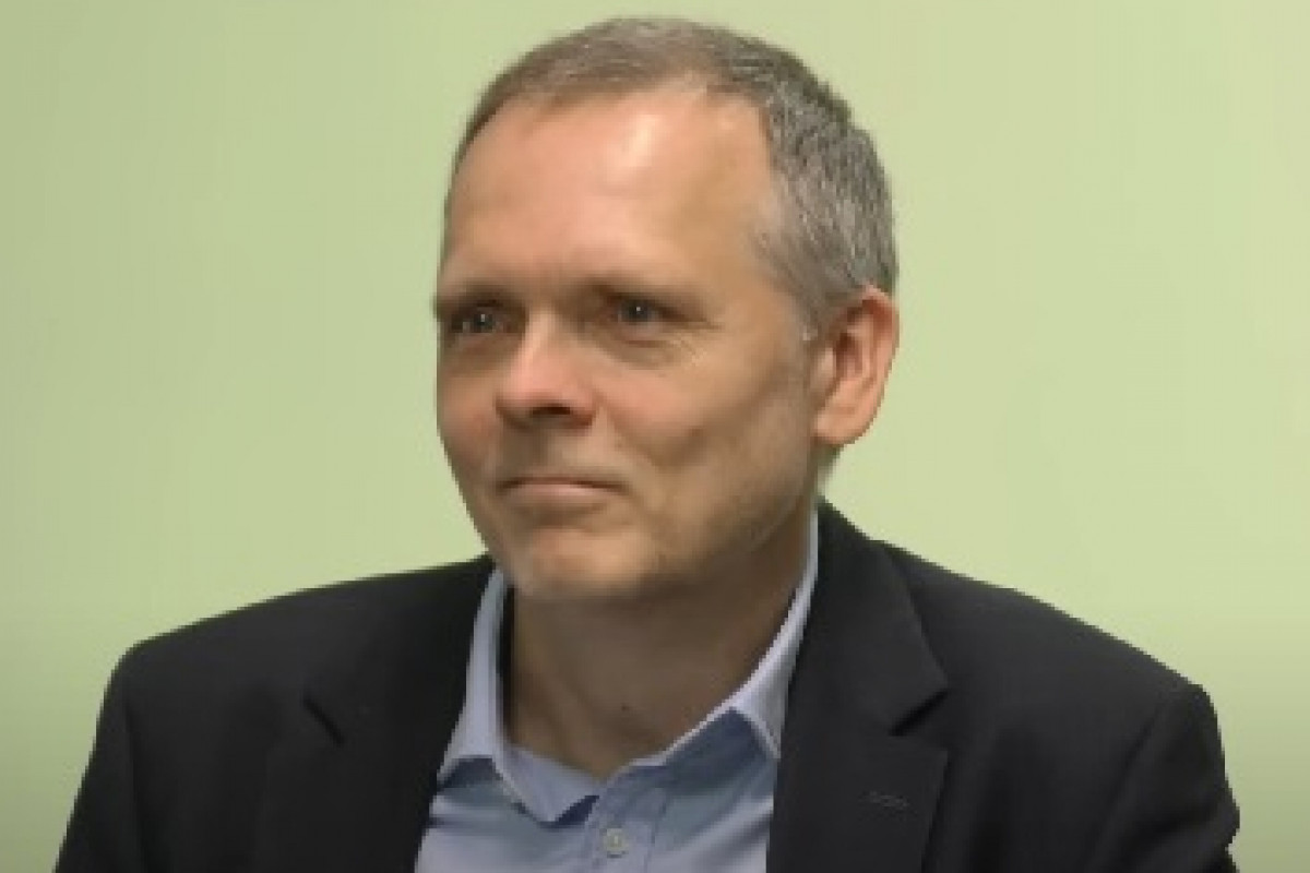 Apel vědců, Macinka a bratr proti bratrovi. Korecký o „divné době“