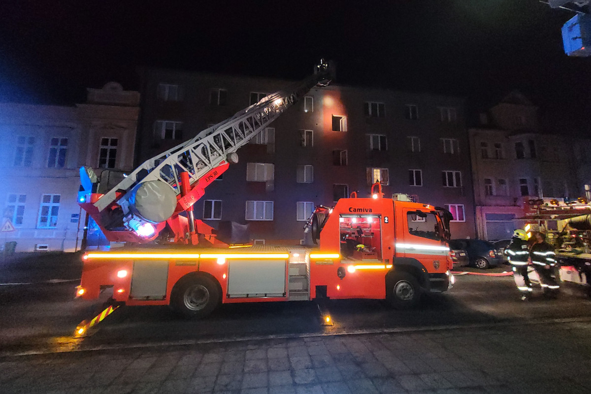 Při požáru kuchyně v bytovém domě hasiči zachránili šest osob