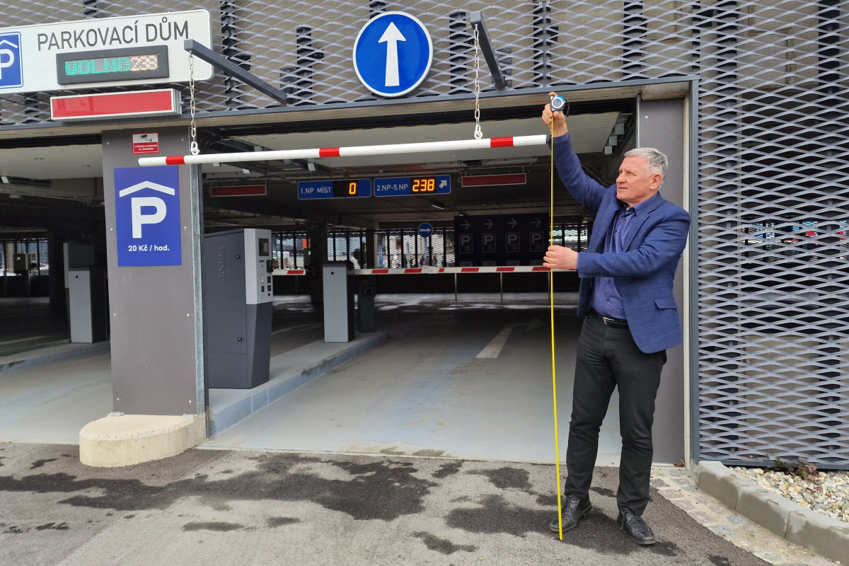 Vsetín usiluje o zvýšení výškového limitu pro vjezd do parkovacího domu