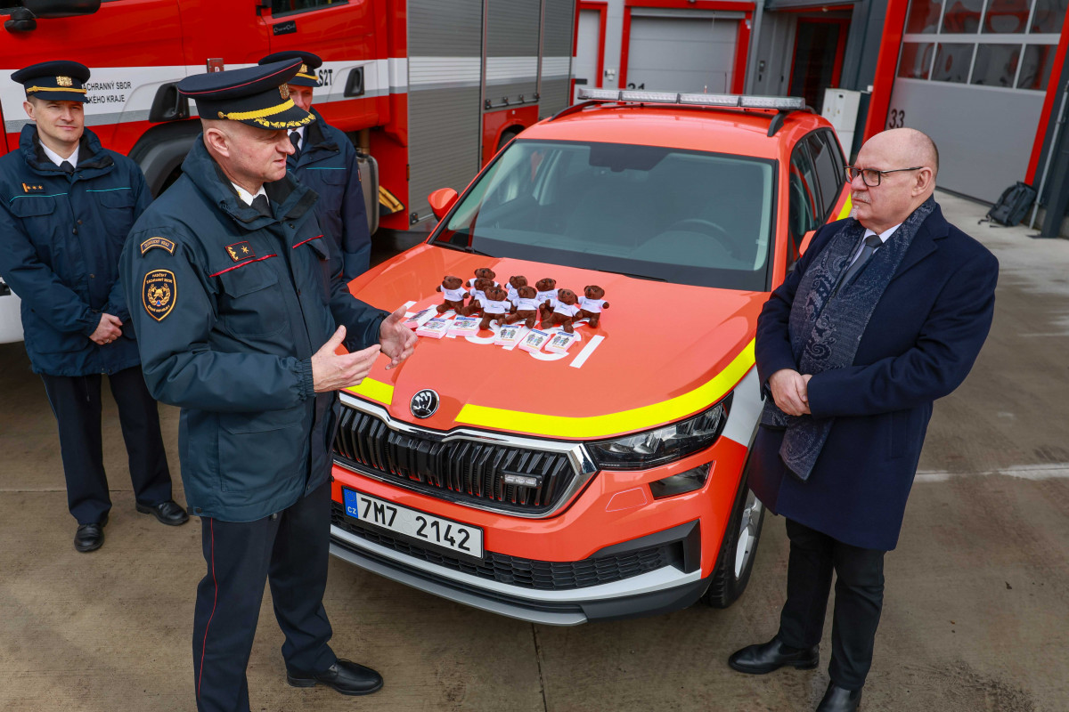 Plyšoví medvídci k nehodám, hasičům na ně přispěl kraj