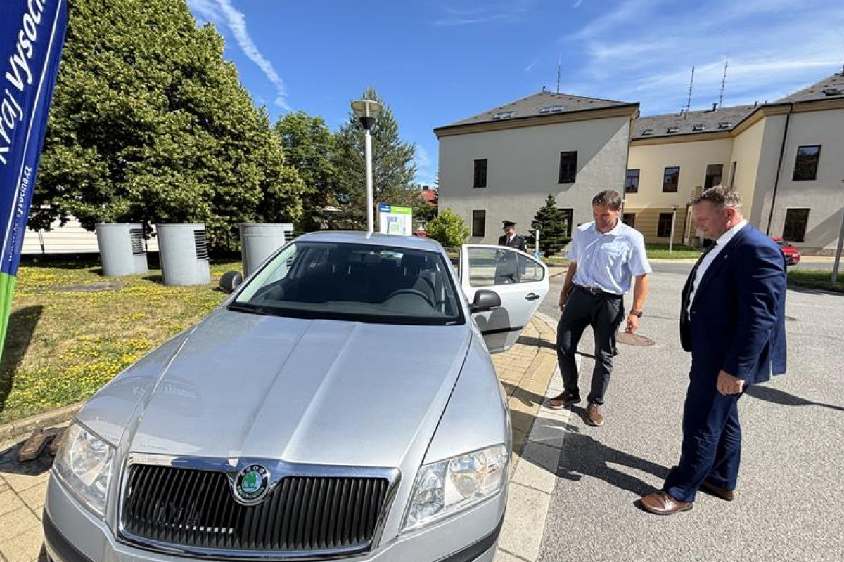 Vyřazené automobily z krajské flotily pomáhají dobrovolným hasičům Vyřazené automobily z krajské flotily pomáhají dobrovolným hasičům