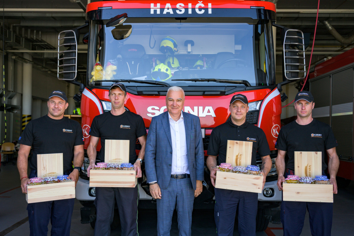 Hejtman poděkoval hasičům za nasazení v Řecku Hejtman poděkoval hasičům za nasazení v Řecku