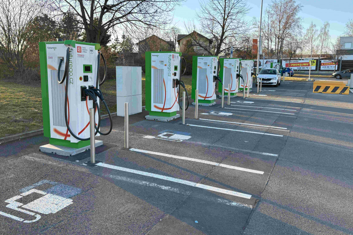 ČEZ zrychluje ultrarychlé dobíjení ve Středočeském kraji
