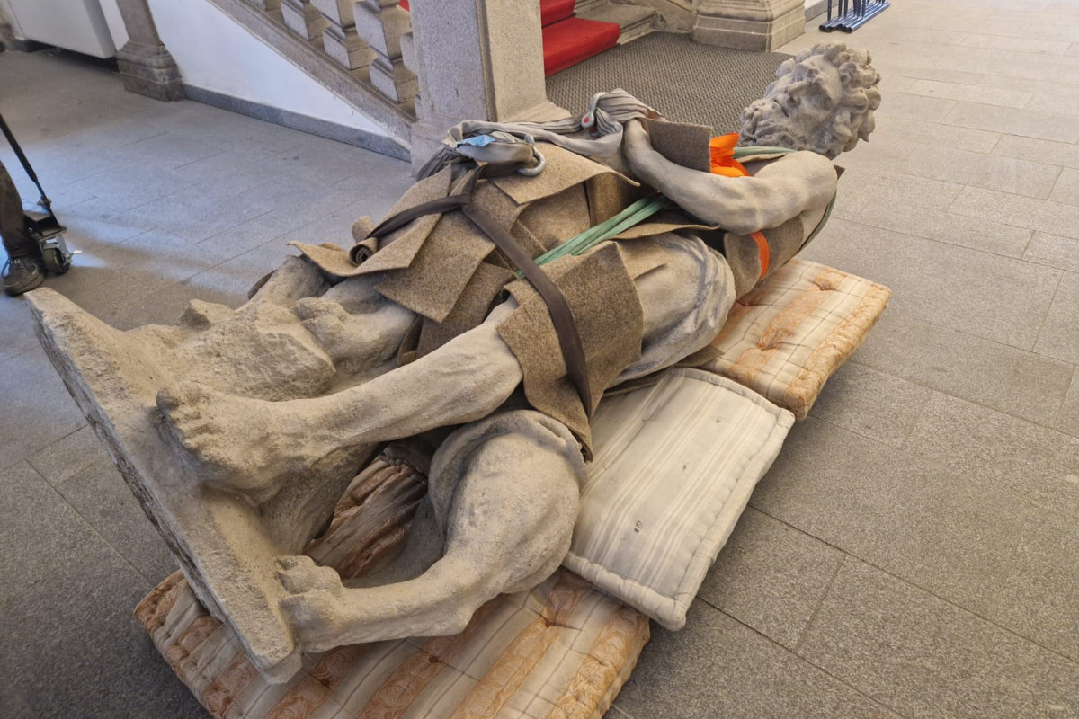 Socha Samsona míří na výstavu na Pražský hrad
