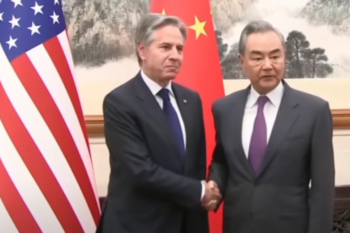 Čína v reakci na Blinkena: Můžeme obchodovat se všemi zeměmi i s Ruskem!
