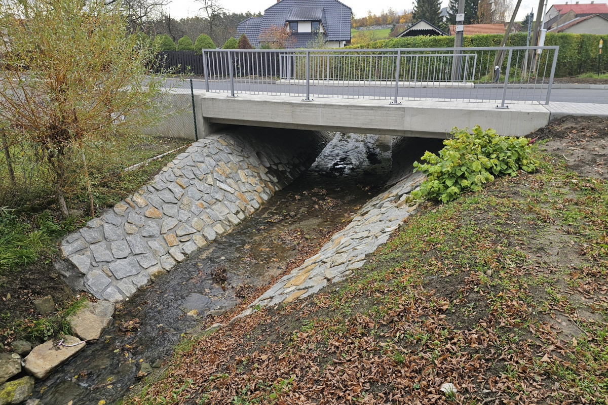 V obci Lačnov byl místo opravy propustku vybudován nový most