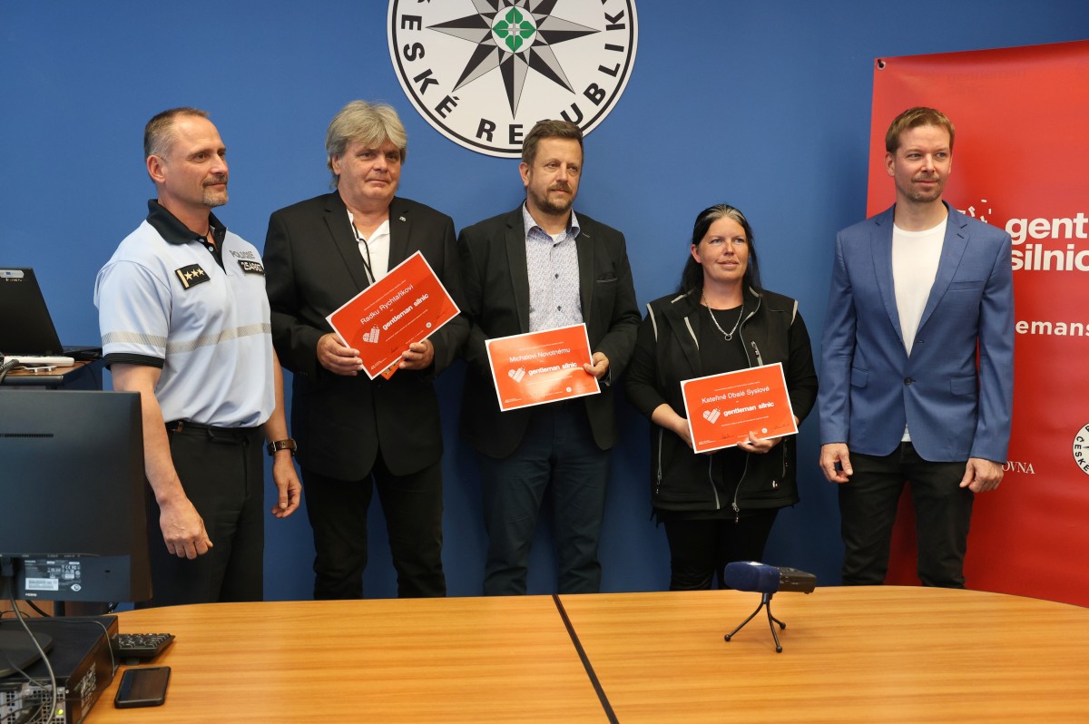 Tři lidé se vrátili k hořícímu autu: Z trosek zachránili tři cestující Tři lidé se vrátili k hořícímu autu: Z trosek zachránili tři cestující