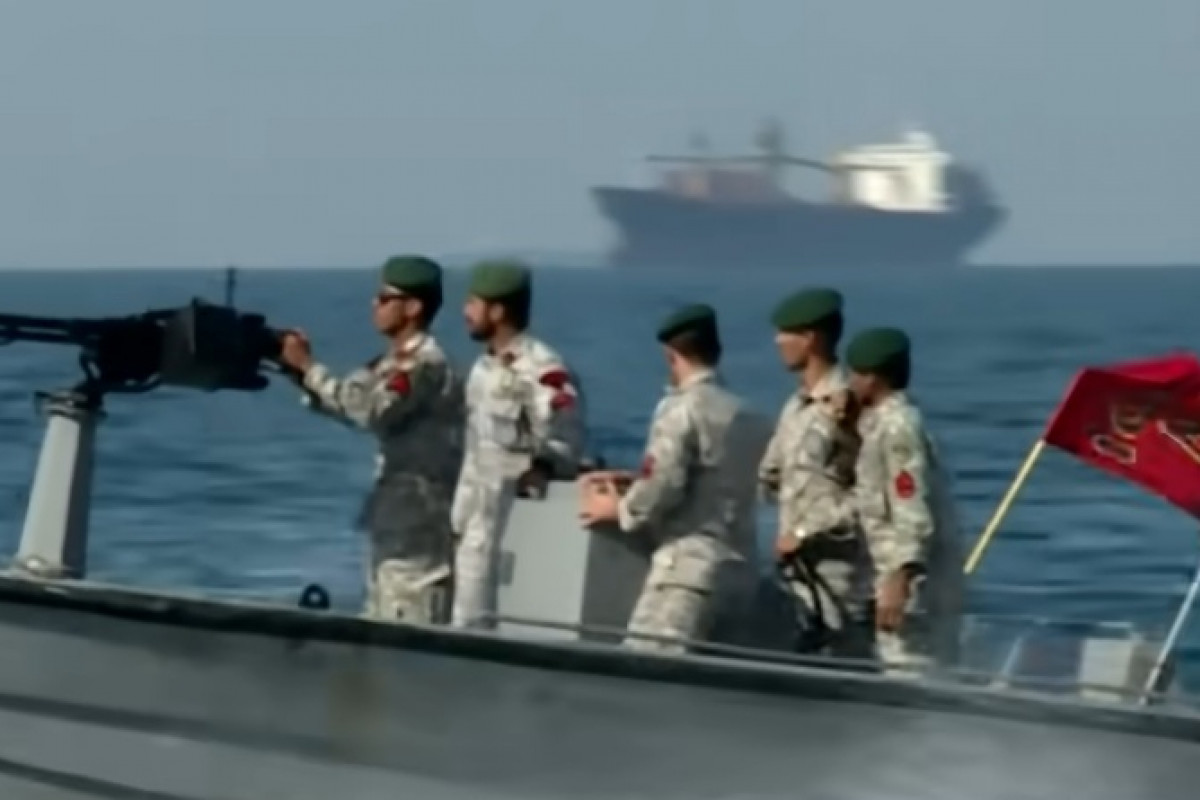 Blokování Hormuzského průlivu je účinnější než letecké útoky