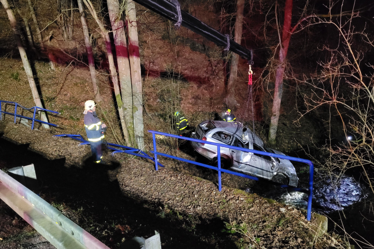Staré Těchanovice: Po vážné nehodě skončilo auto v potoce