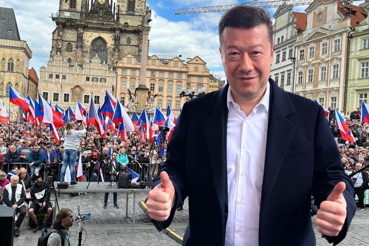 Česko proti válce! Okamura s Rajchlem zaplnili Staromák Česko proti válce! Okamura s Rajchlem zaplnili Staromák