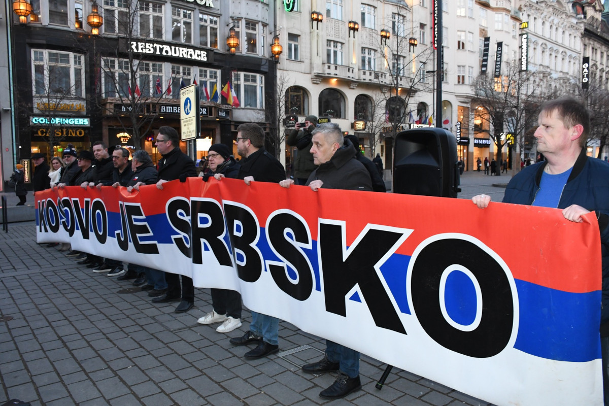 Srbské vlajky na Václavském náměstí a důvod? Kosovo je Srbsko