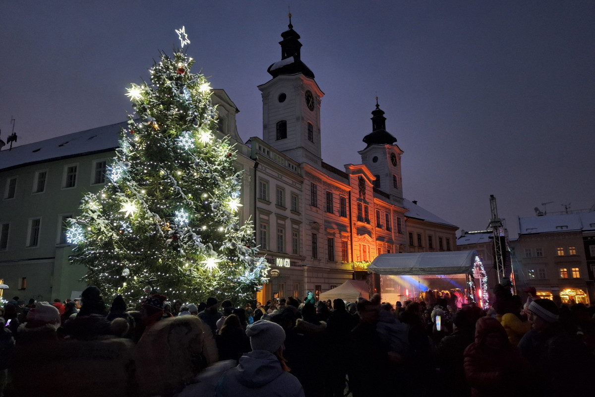 Velké náměstí v Hradci Králové ožívá vánočními trhy