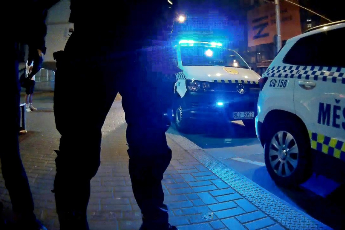 Hlídka městské policie pomohla seniorce po pádu na chodníku