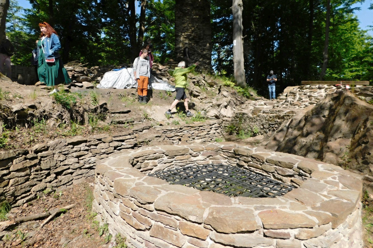 Hrad Pyšolec se postupně vynořuje ze země Hrad Pyšolec se postupně vynořuje ze země