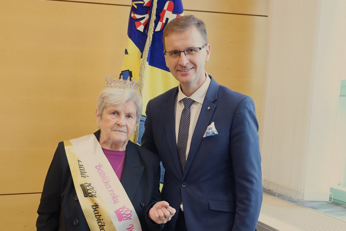 Hejtman se setkal s vítězkou soutěže Babička roku
