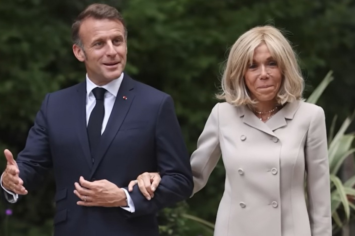 Brigitte Macronová jako „Jean-Michel“. Elysejský palác v panice Brigitte Macronová jako „Jean-Michel“. Elysejský palác v panice
