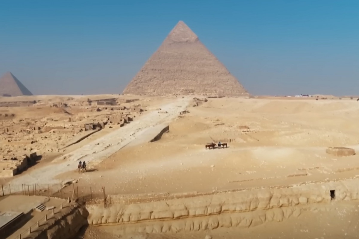 Znali stavitelé Velké pyramidy rychlost světla?