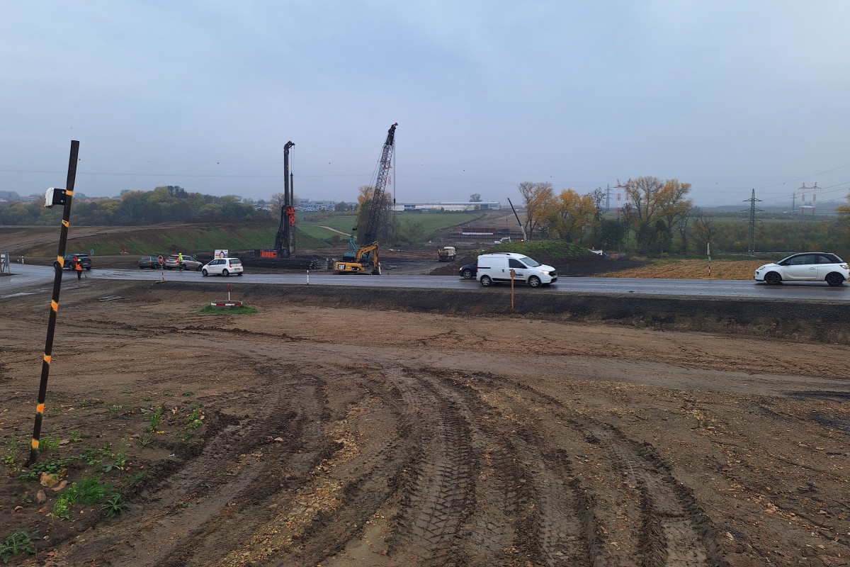 Až 200 dělníků pracuje na dostavbě východní části Pražského okruhu