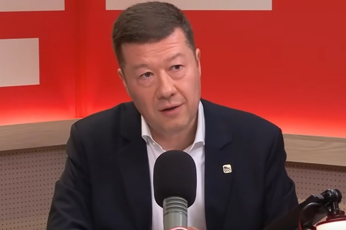Trump ruší klimatické regulace. Okamura chce totéž v EU