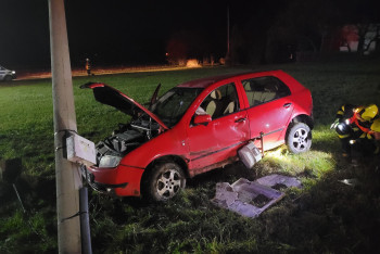 Automobil při nehodě přerazil sloup elektrického vedení Automobil při nehodě přerazil sloup elektrického vedení