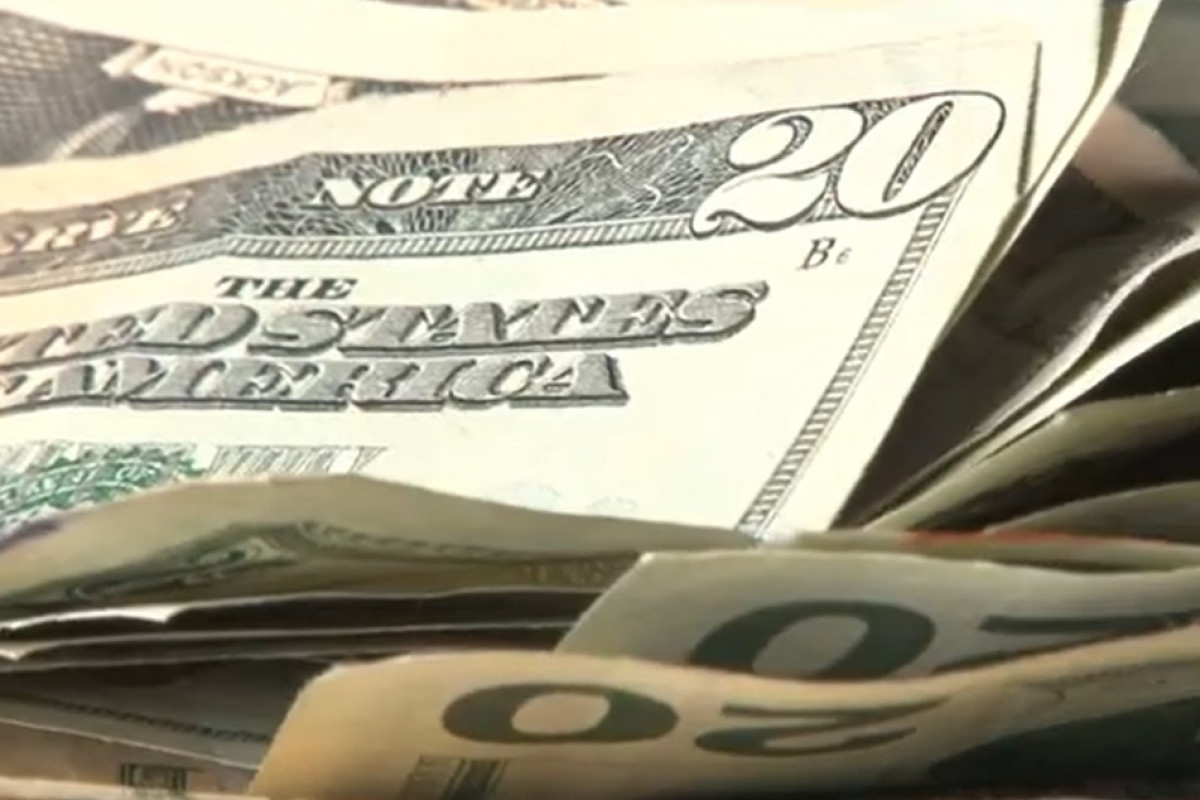 Dolar posiluje díky válce. Je to jen dočasná iluze?