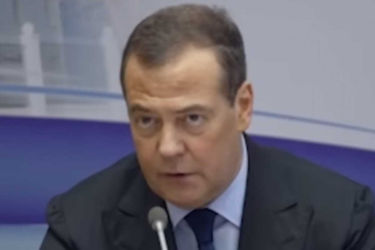 Medveděv: Dobře víme, co se děje v Srbsku, Západ organizuje protesty i v jiných zemích