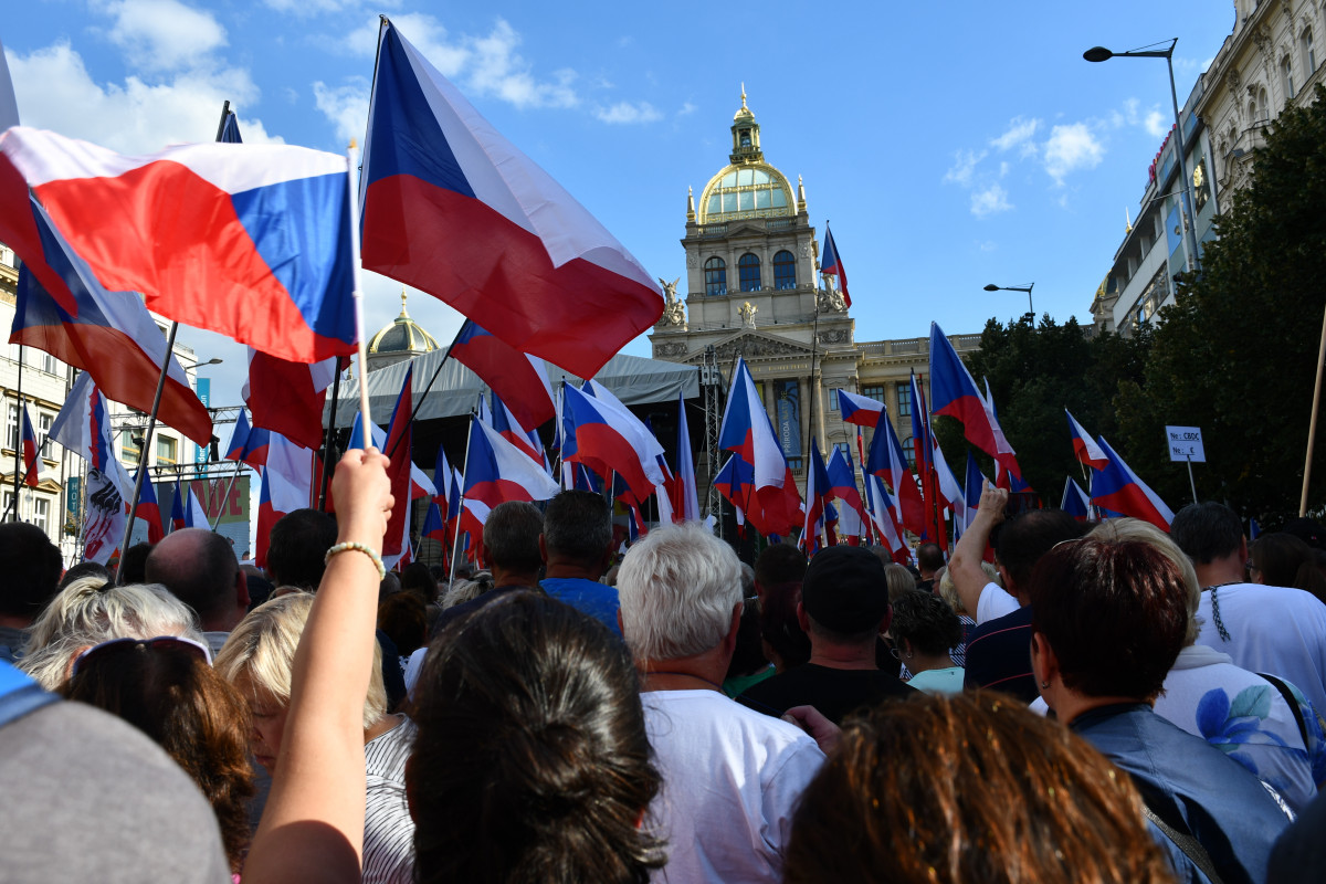 Černý humor na demonstraci třeba o nové české žlutomodrofialové vlajce Černý humor na demonstraci třeba o nové české žlutomodrofialové vlajce