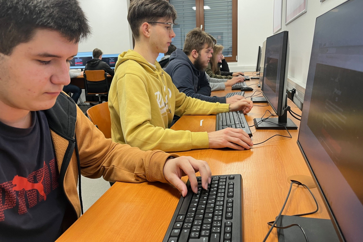 Studenti tří jihočeských škol poměřili síly v soutěži Boj o vlajku