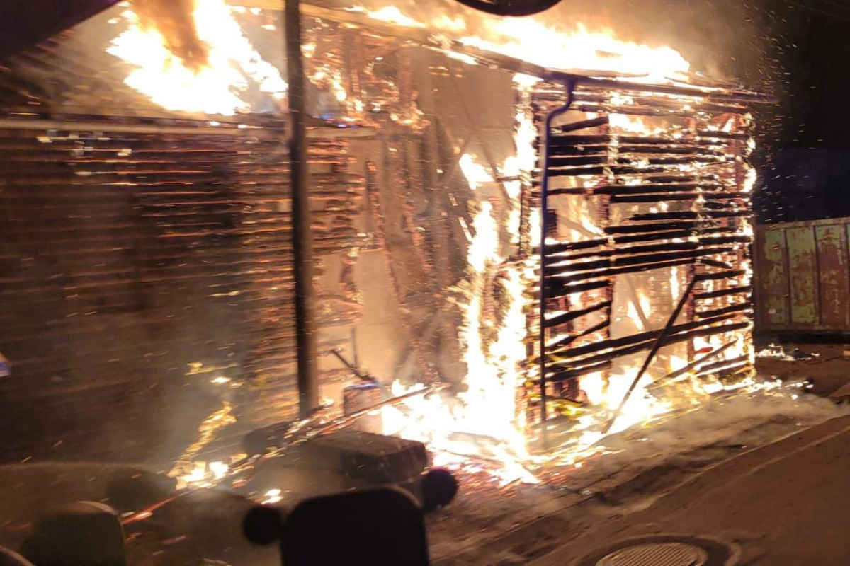 Stará Ves na Bruntálsku: Požár štěpky likvidovalo pět jednotek hasičů