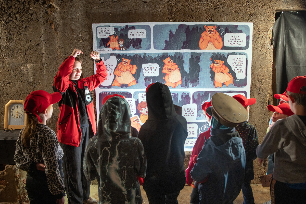 Vánoční prázdniny zpestří dětem medvěd Bruno v jeskyni Výpustek