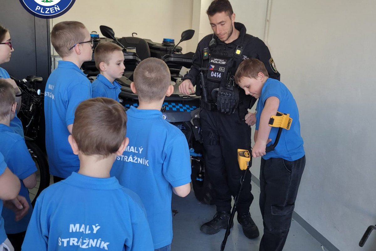 Malí strážníci navštívili své zkušenější kolegy na Lochotíně
