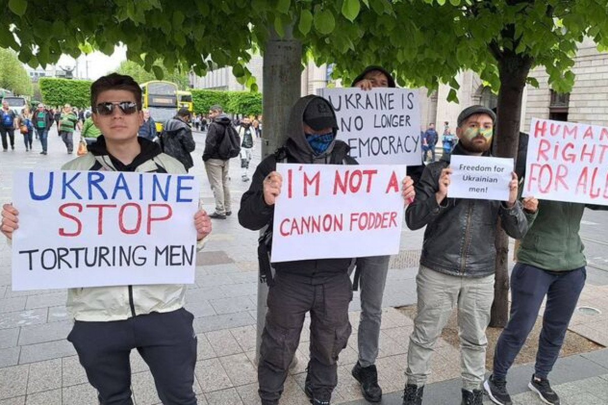 Ukrajinci protestovali v Irsku: „Ukrajino, přestaň mučit muže!"