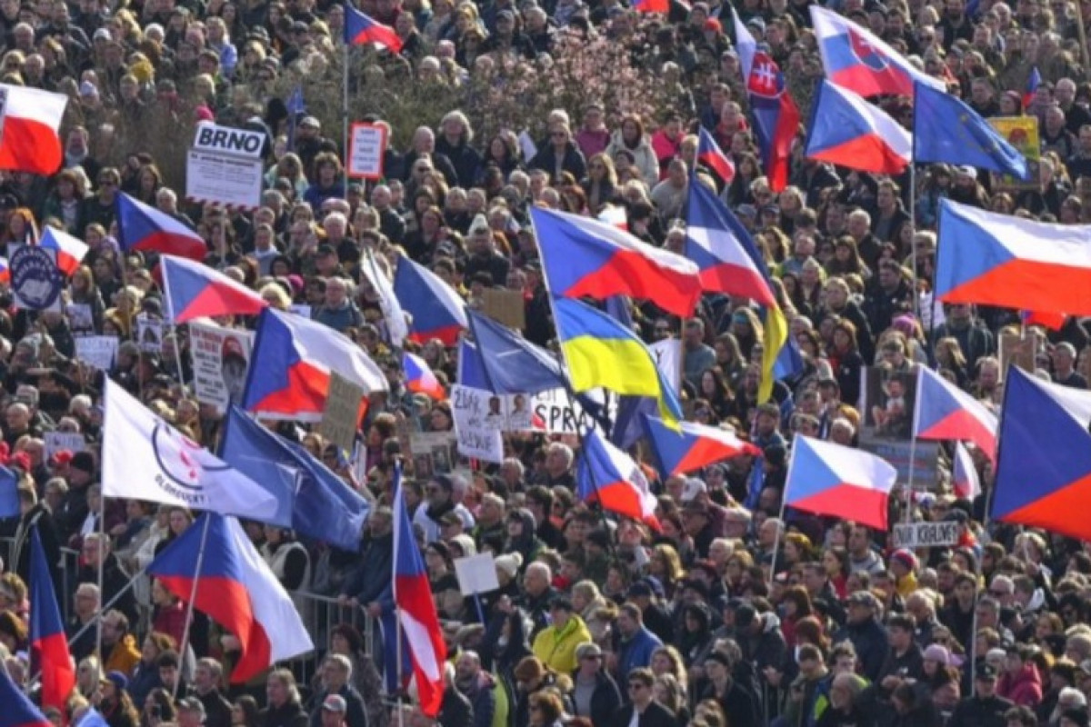 Umělci na Letné odmítli dotace. Peníze chtějí pro děti a seniory Umělci na Letné odmítli dotace. Peníze chtějí pro děti a seniory