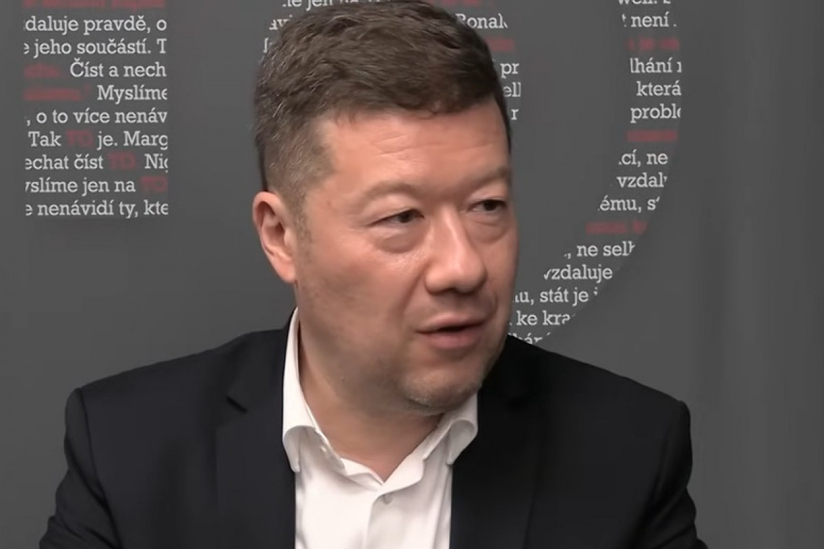 Okamura přitvrdil. Vlajky dolů, Brusel k soudu a výdaje pod kontrolu Okamura přitvrdil. Vlajky dolů, Brusel k soudu a výdaje pod kontrolu