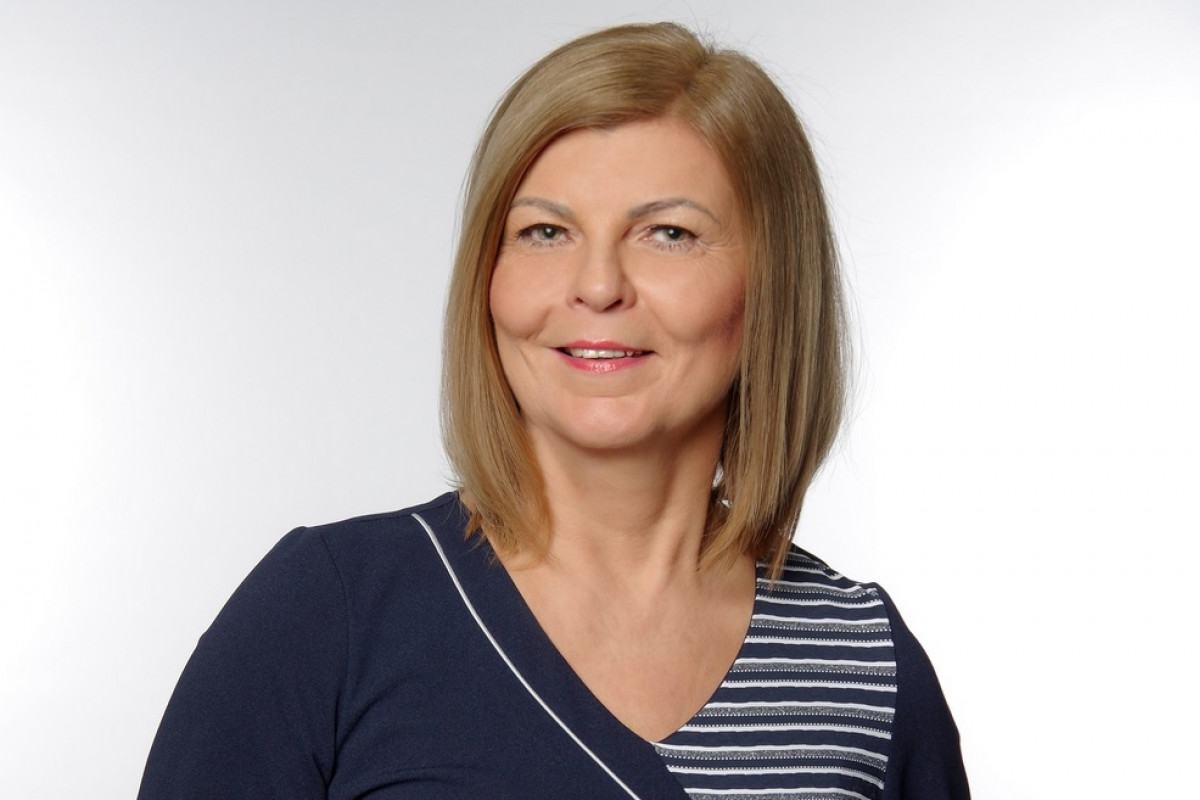 Zapálená auta a strach z návratu devadesátek. Náhoda?