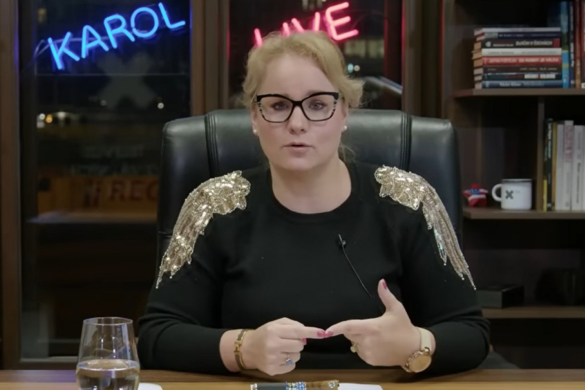 Okamurovi, Rakušan a vlajky. Český Kocourkov pod lupou Stonjekové