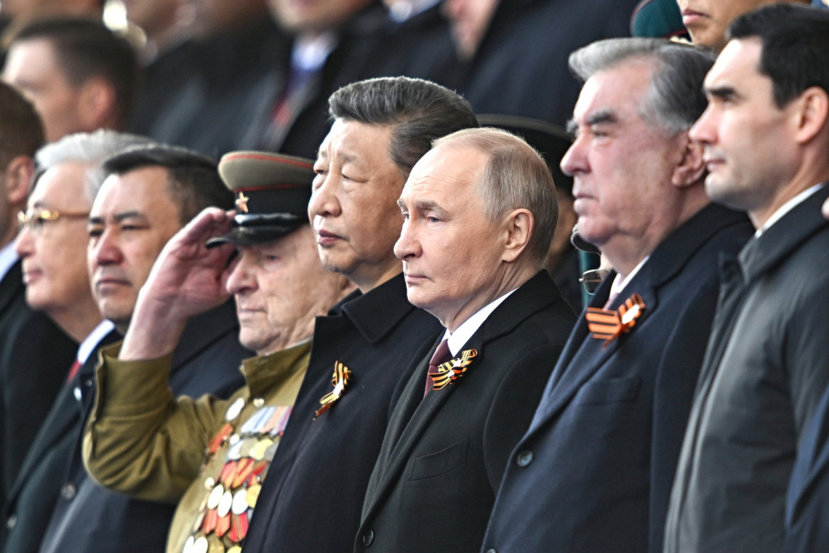 Přehlídka v Moskvě značí Putinovo vítězství jako vůdce, kterého se Západ snažil izolovat