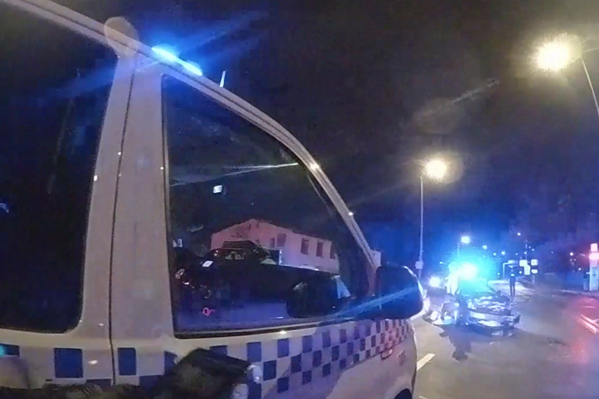 České Budějovice: Řidič něco málo popil a skončil ve sloupu