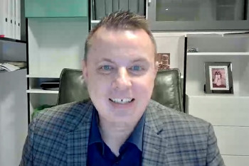 Fialův kabinet devastuje lidi a podnikatele, udeřil Rajchl