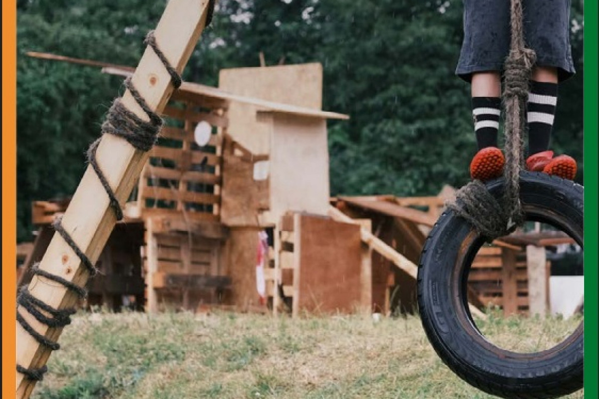 Praha podporuje dobrodružná hřiště, která si staví samy děti