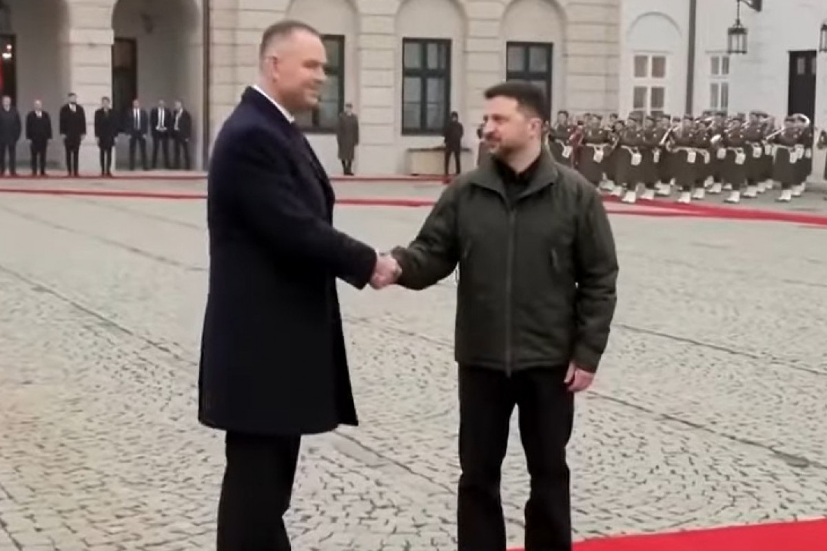 Nawrocki daroval Zelenskému knihy o masakru na Volyni Nawrocki daroval Zelenskému knihy o masakru na Volyni