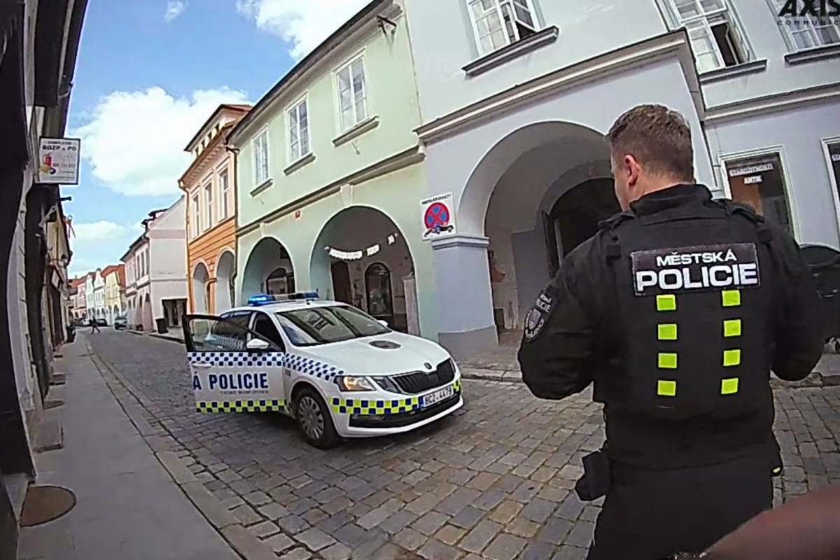 Strážníci se stali svědky pádu ženy na ulici Strážníci se stali svědky pádu ženy na ulici