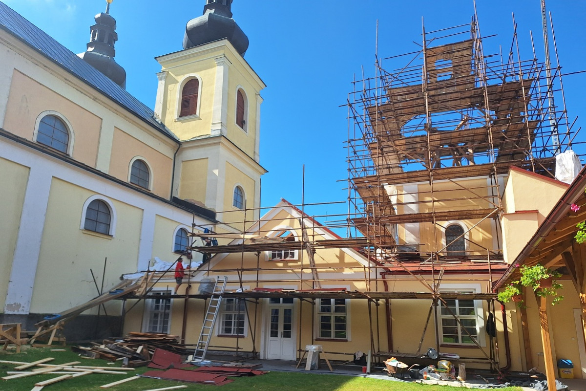 Na Hoře Matky Boží na Hedči jsou v plném proudu stavební práce