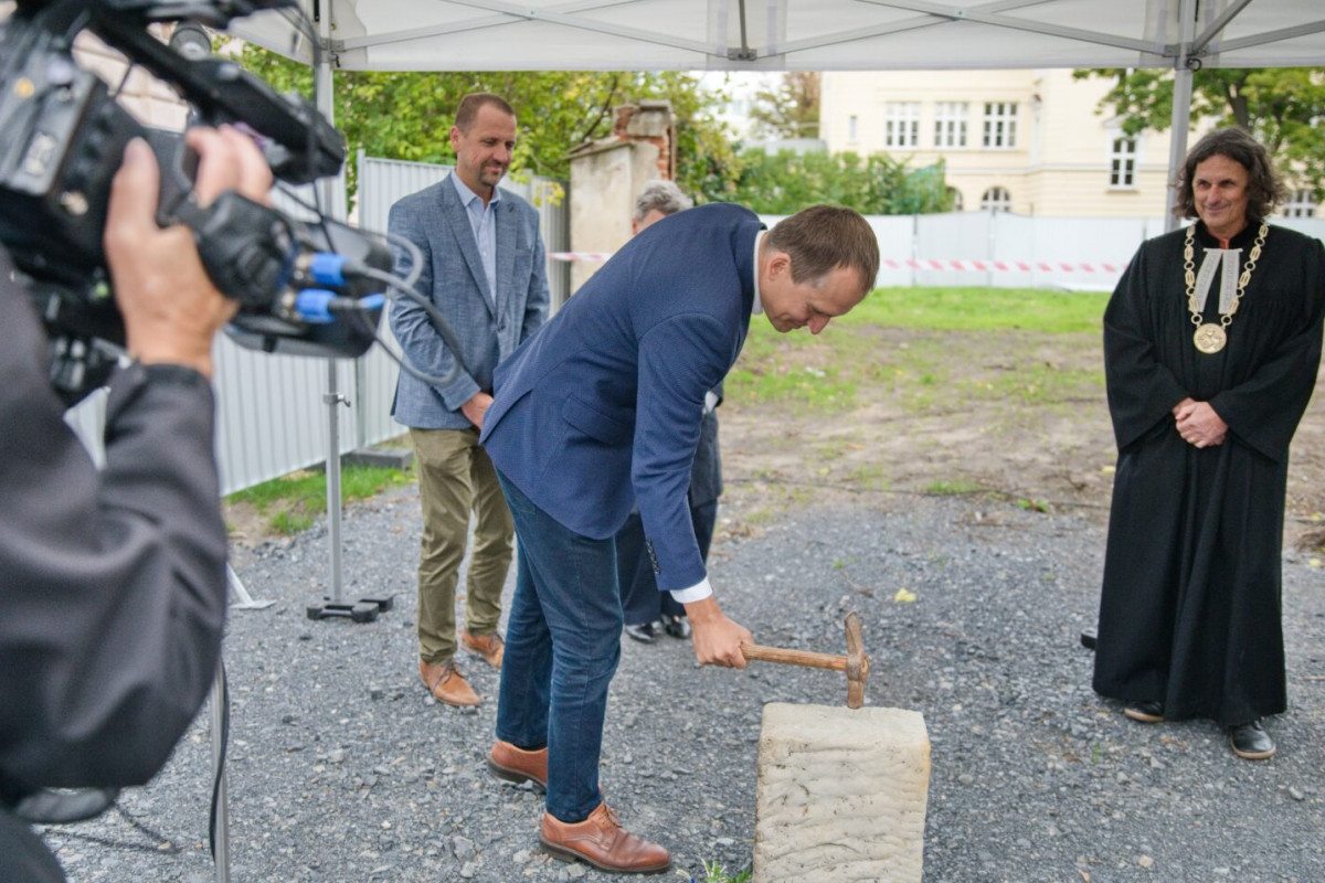 Byla zahájena stavba nové školní budovy v Holešovicích