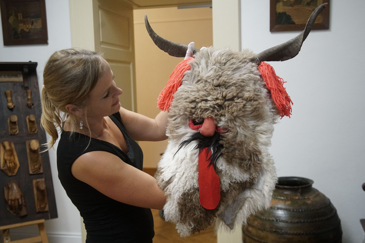 Muzeum na zámku Vsetín vystaví lidové masky z Valašska a Rumunska