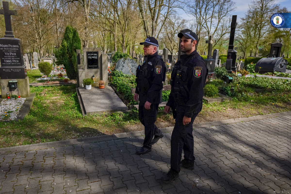 Strážníci posílí dohled na hřbitovech, blíží se Dušičky
