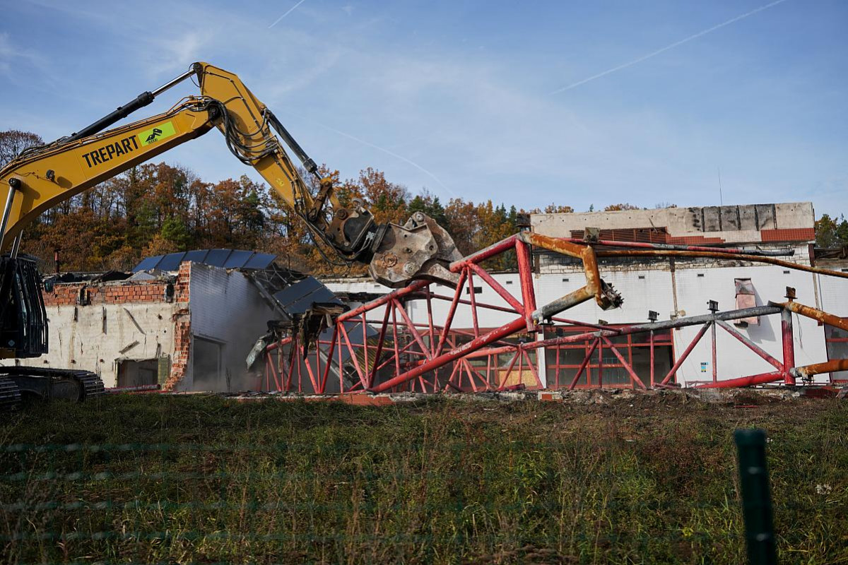 V Českém Krumlově začala demolice vyhořelého bazénu V Českém Krumlově začala demolice vyhořelého bazénu